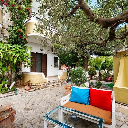 Flower Garden Apartment Ksamil
