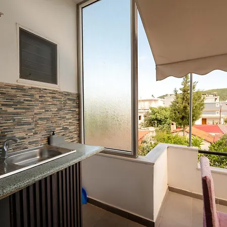 Flower Garden Apartment Ksamil