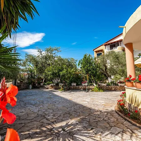 Flower Garden Apartment *