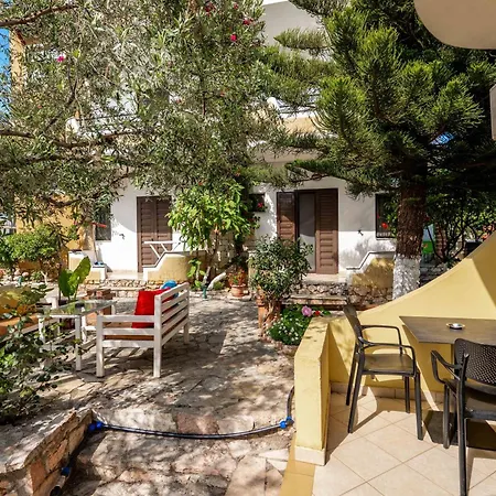 Flower Garden Apartment Ksamil