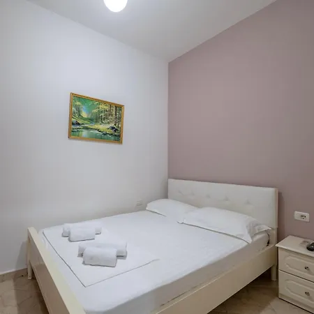 Flower Garden Apartment Ksamil