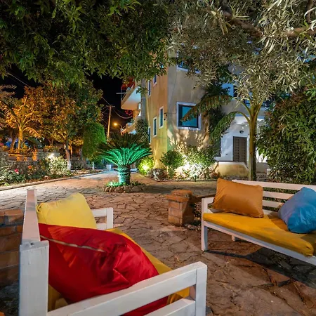 Flower Garden Apartment Ksamil