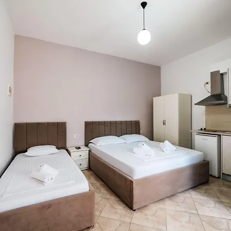 Flower Garden Apartment Ksamil
